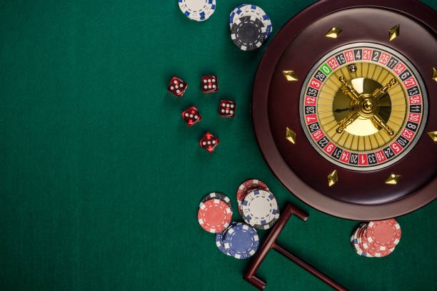 Jendela live chat pedetogel terbuka di samping meja roulette di layar ponsel